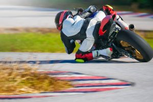 comment poser le genou en moto
